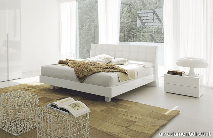 Letto Relux in rovere laccato bianco a poro aperto con rivestimento testata in pelle bianca e comodini Cap